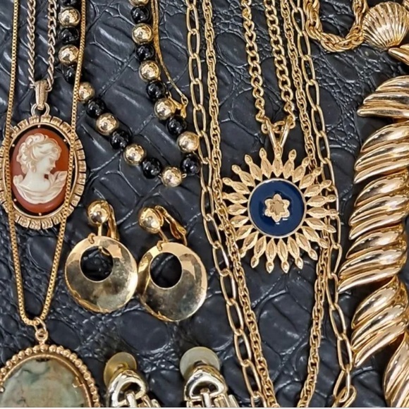 1 LB CURATED Jewelry Lot~ gold, silver pearls rhinestones signed 🌹 U CHOOSE 🌹 - Picture 7 of 7